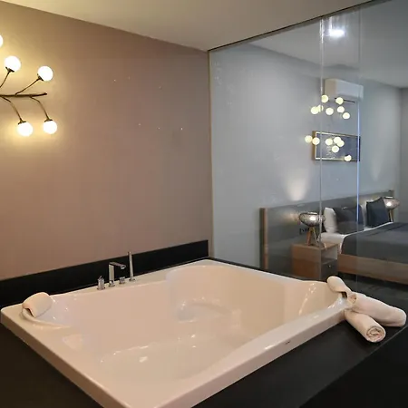 Agora Aparthotel