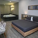 Agora Aparthotel 3*